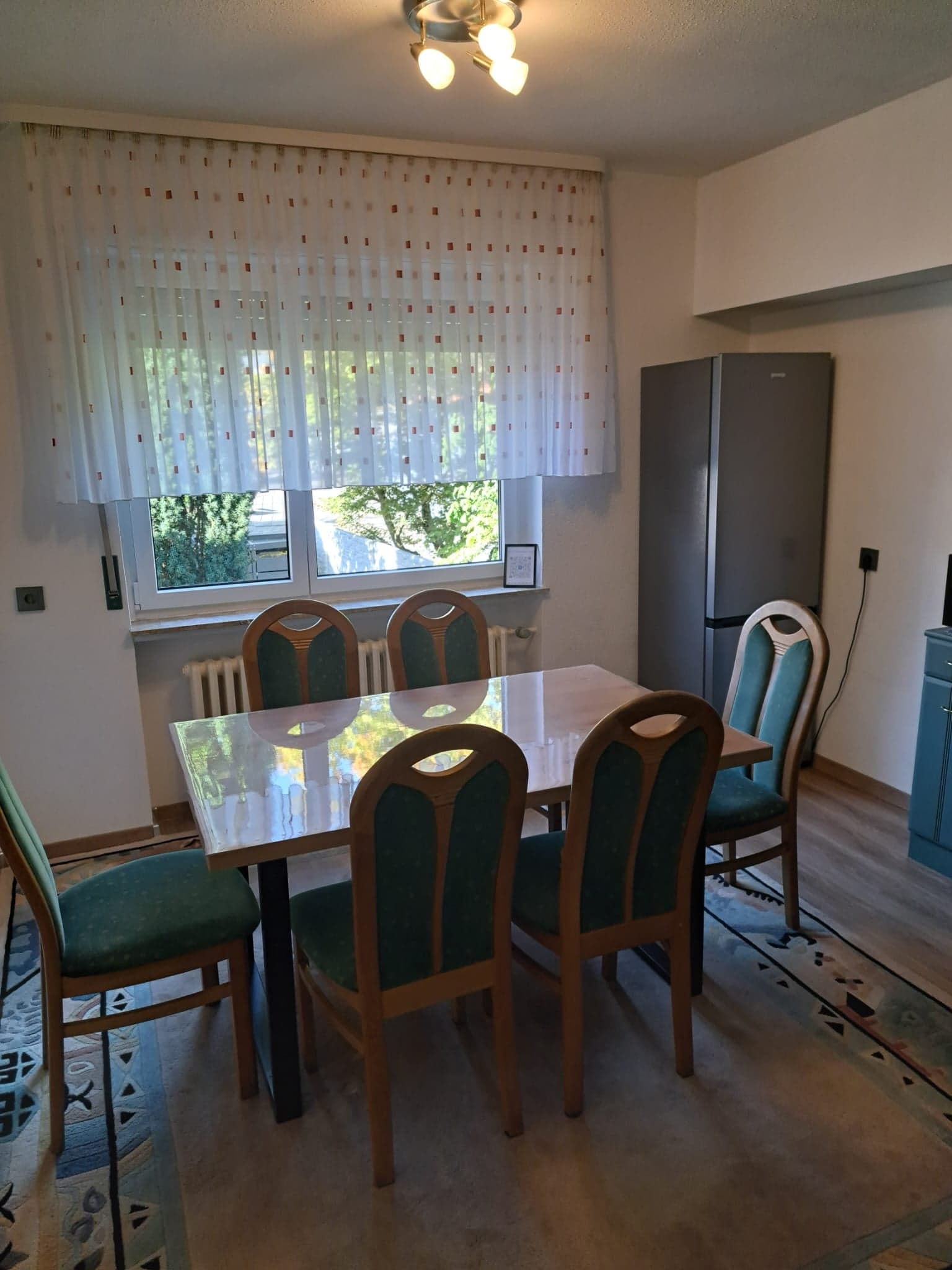 Essbereich der Wohnung C mit Esstisch für sechs Personen am Fenster, in Tageslicht