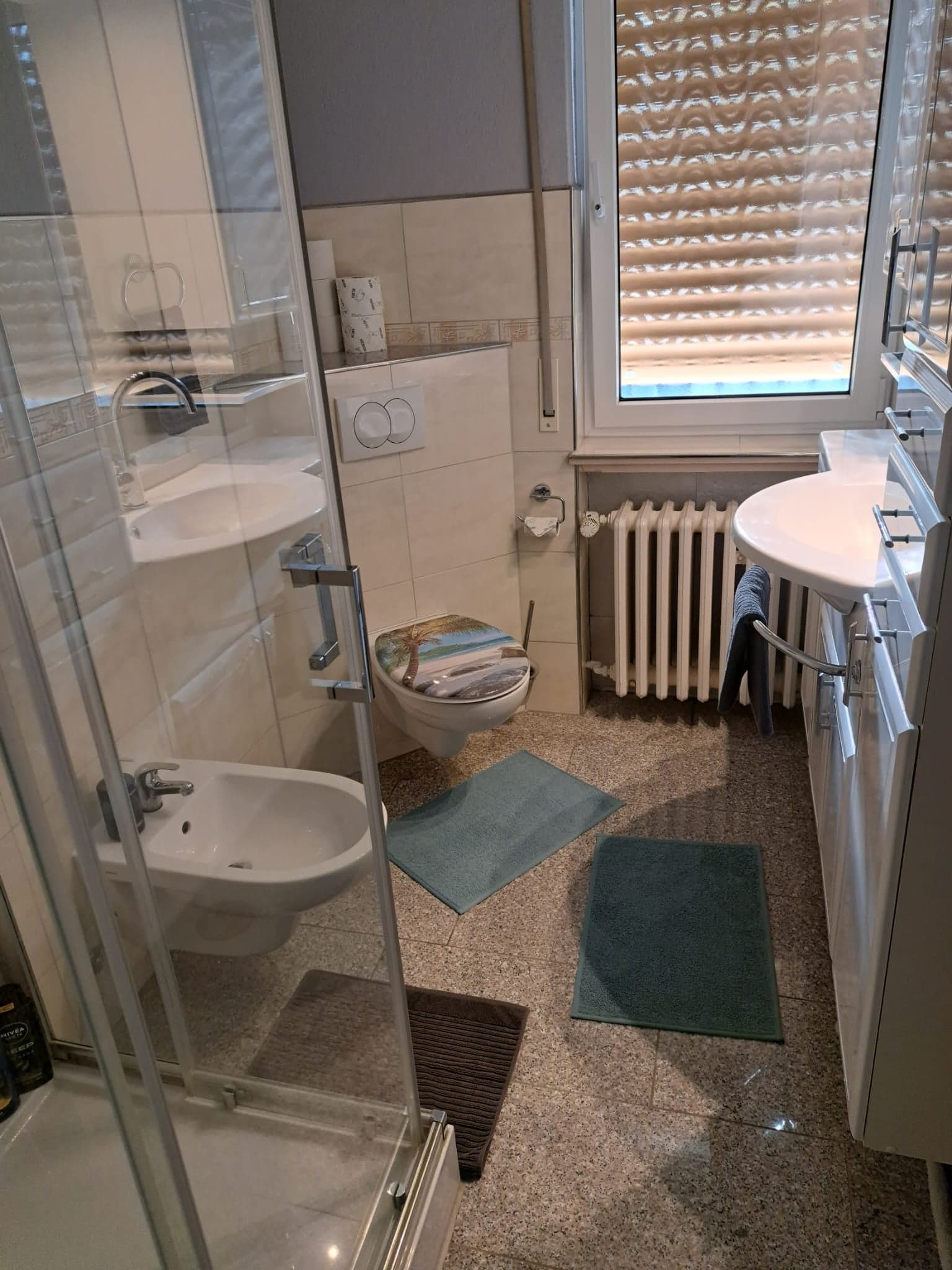 Badezimmer der Wohnung C mit Duschkabine, WC, Bidet und Waschbecken